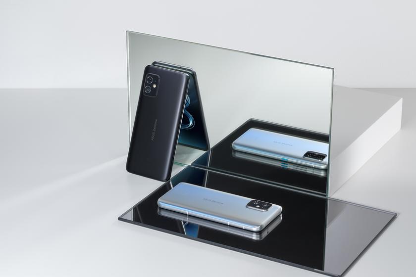 ASUS ZenFone 8 infront of Mirror
