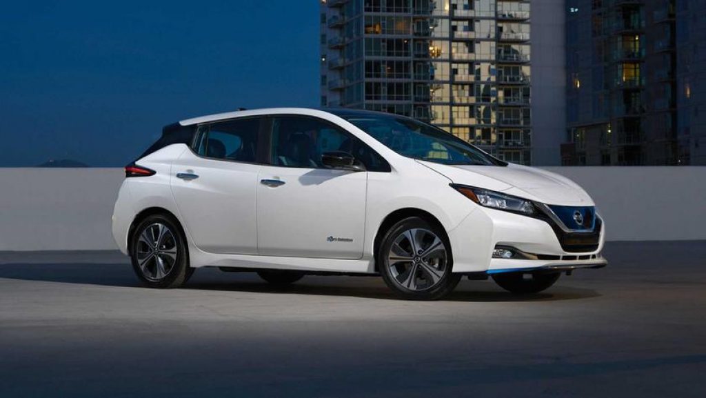 American Nissan dealer leases a Nissan Leaf electric car 2