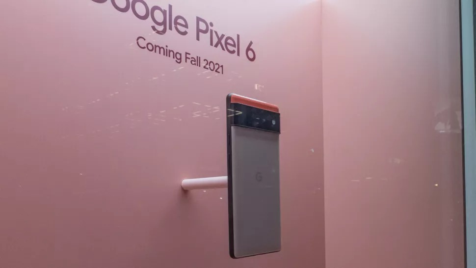 Google Pixel 6 and Pixel 6 Pro on display in New York City 4
